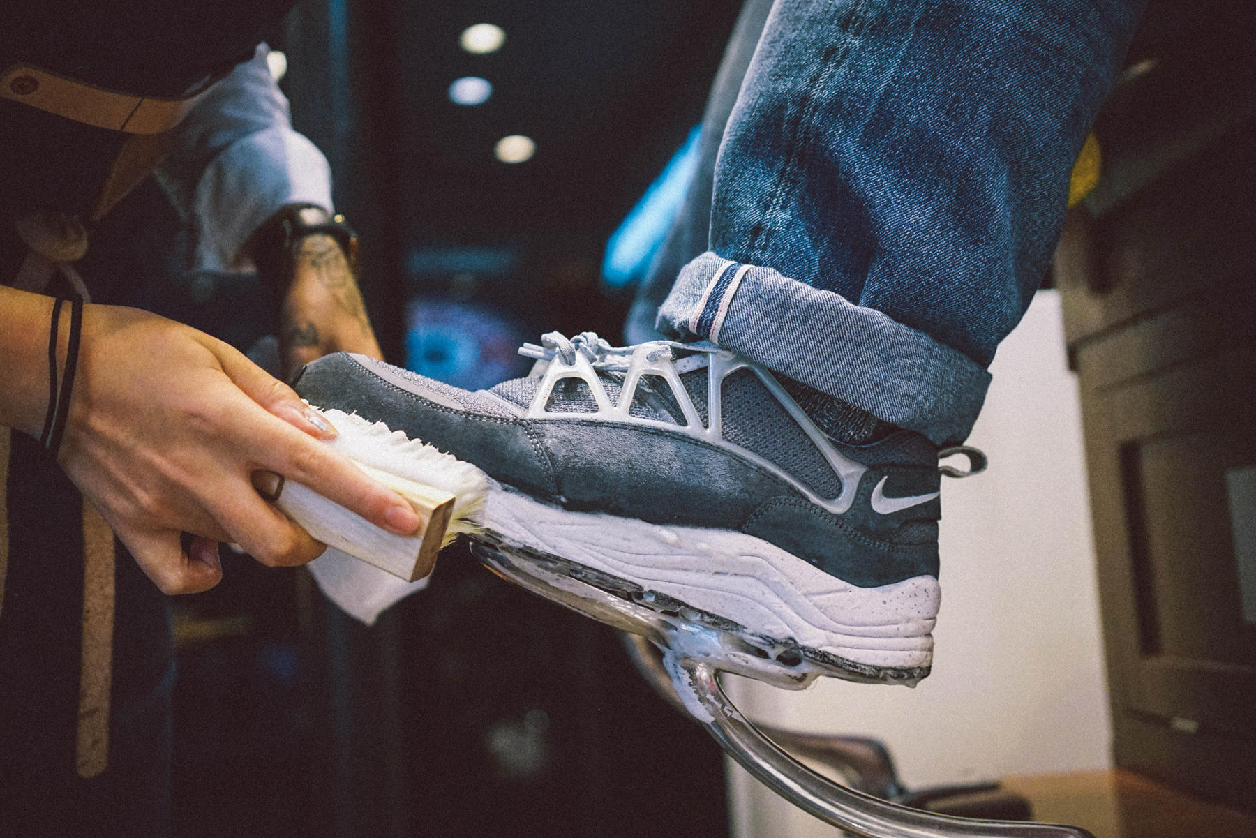 10 Cara Menghilangkan Bau Sepatu Sneakersmu