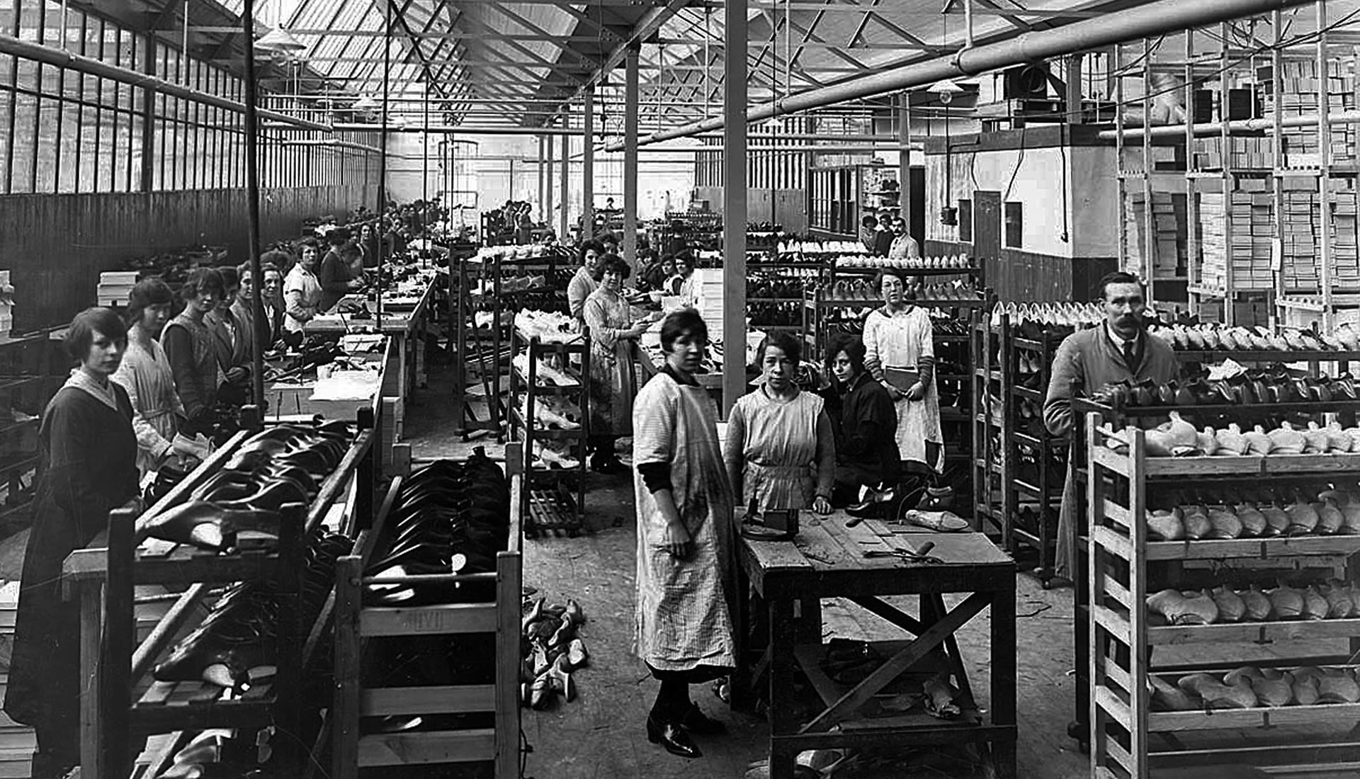Фабрично заводская промышленность. Работницы на ткацкой фабрике 19 век Англия. Кожевенно-обувного комбината им. Коминтерна. Коканд обувная фабрика. Обувная фабрика 19 века Англия.