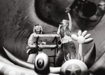 YOASOBI: Cerita, Nada, dan 12 Miliar Stream