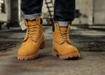 Sepatu Safety Sepenting Itu? Ini Material dan Manfaatnya