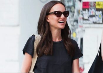 Natalie Portman Tampil Santai di SoHo dengan Hoka Clifton 9 Serba Hitam
